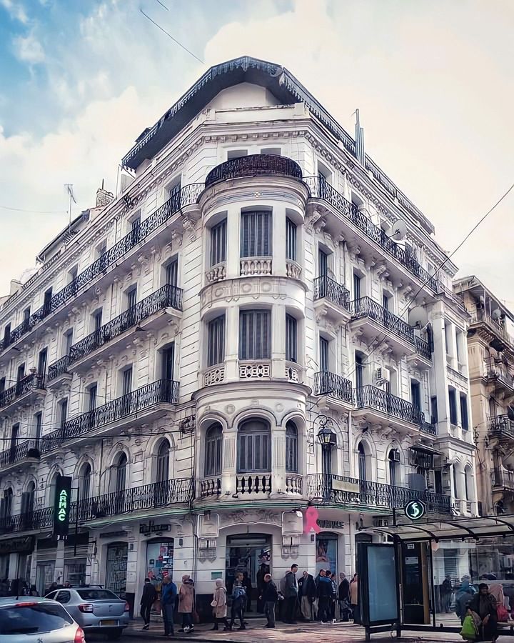 un immeuble de l'époque coloniale a alger